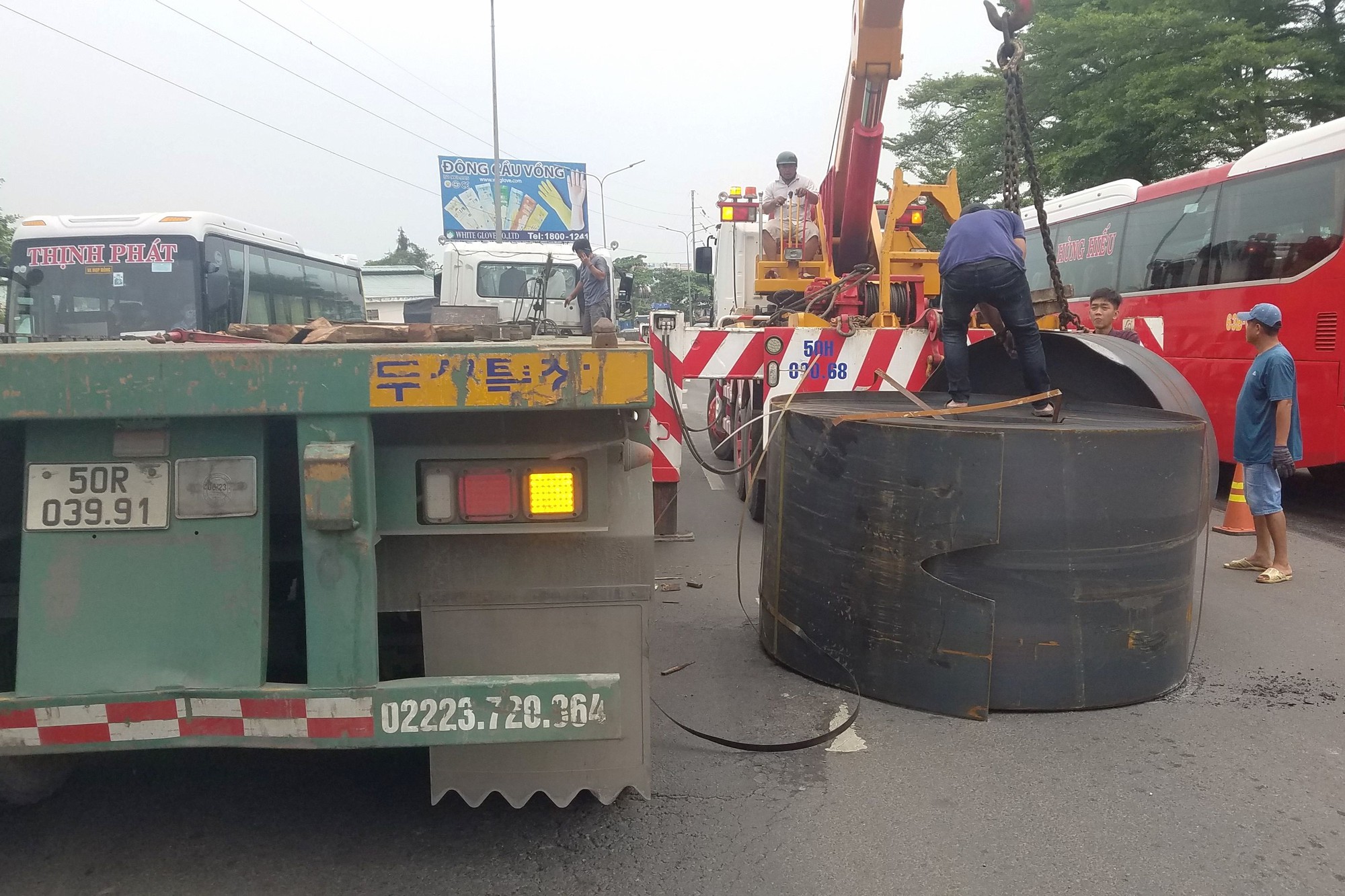 Hai cuộn sắt nặng hàng chục tấn đứt xích rơi xuống đường