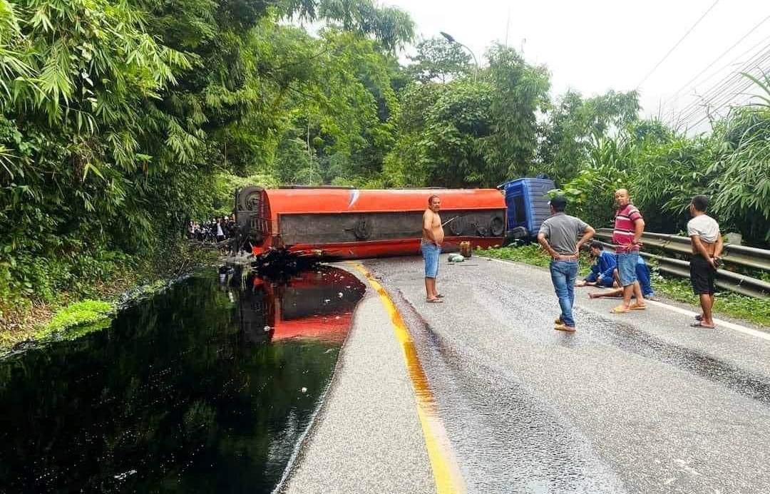 Xe bồn  lật chắn ngang đ&egrave;o Bảo Lộc, giao th&ocirc;ng t&ecirc; liệt nhiều giờ - Ảnh 1.