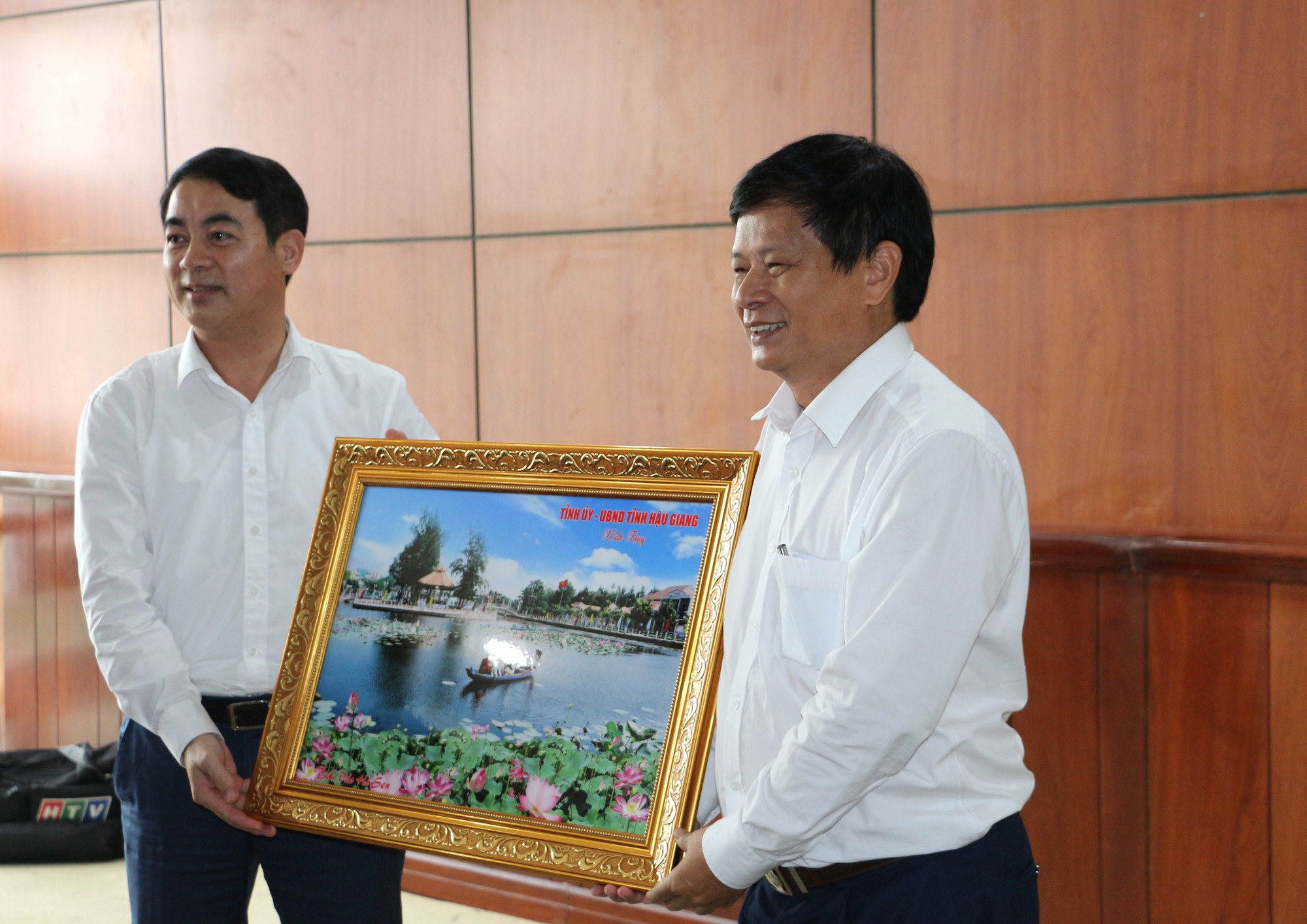 Hậu Giang cam kết đồng h&agrave;nh c&ugrave;ng b&aacute;o ch&iacute; - Ảnh 4.
