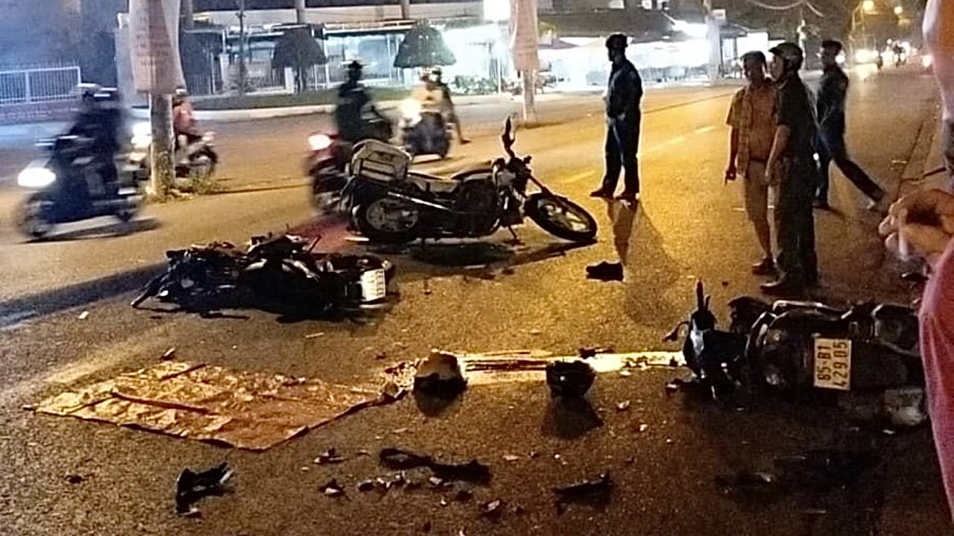 Môtô CSGT bị tông ngã trên đường