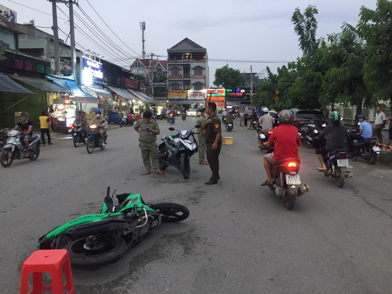 Nam thanh niên bất ngờ bị đâm nhiều nhát khi chạy xe trên đường