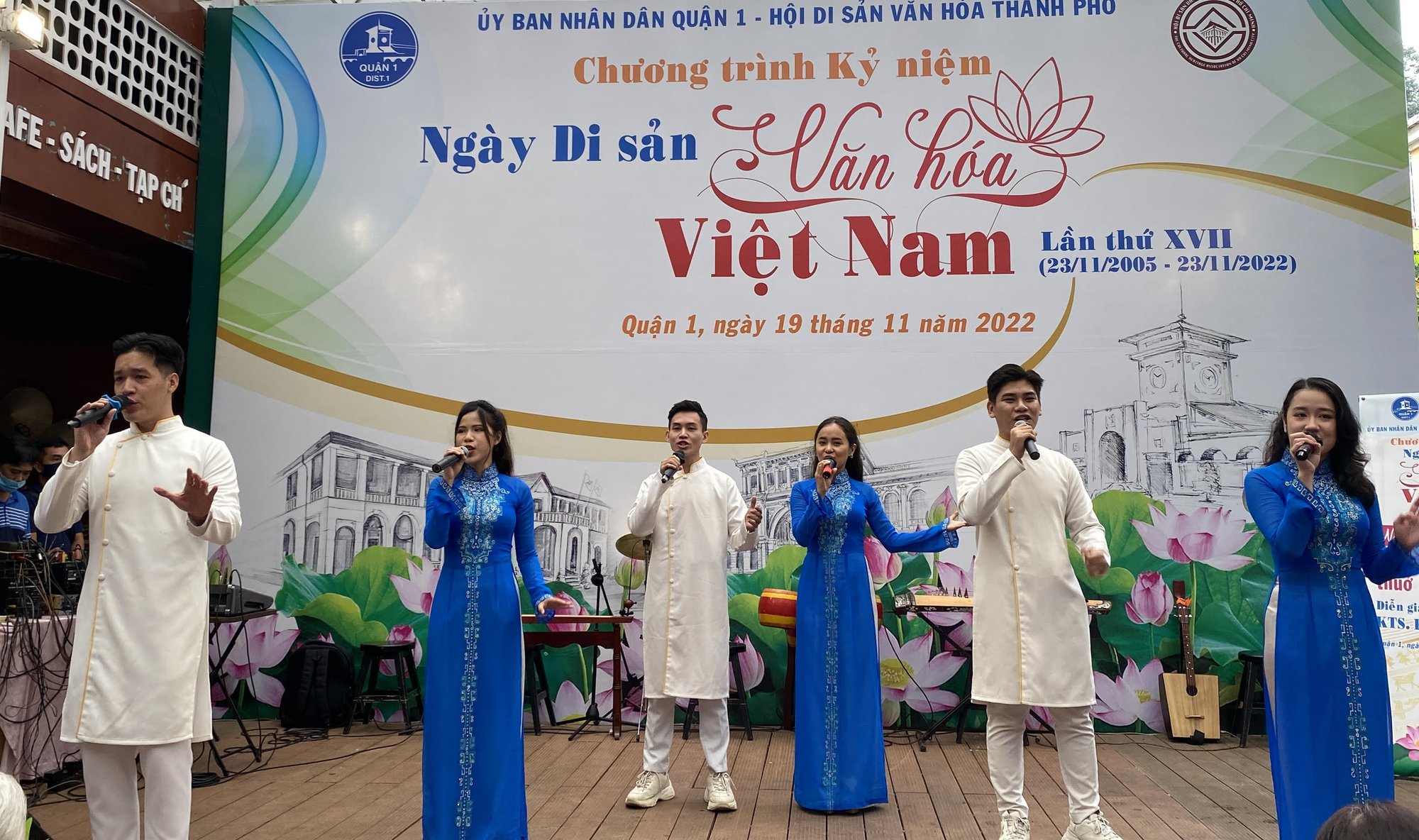 Đường sách Nguyễn Văn Bình nhộn nhịp sáng 19-11