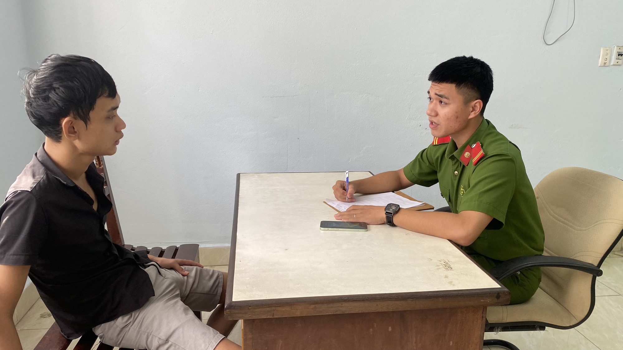 CLIP: B&eacute; g&aacute;i ngồi một m&igrave;nh trong nh&agrave;, bị t&ecirc;n cướp lao v&agrave;o giật điện thoại - Ảnh 3.