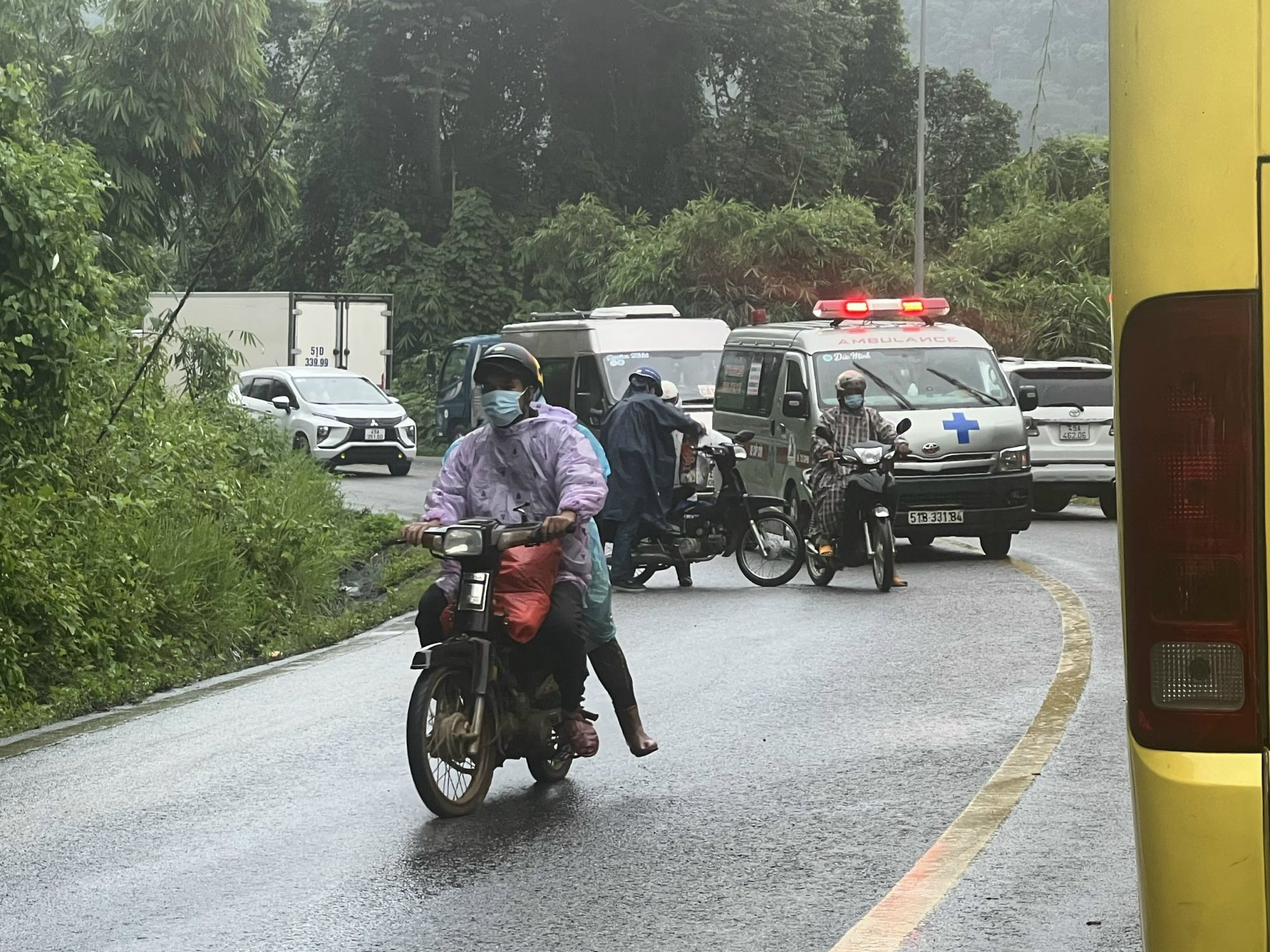 Xe bồn  lật chắn ngang đ&egrave;o Bảo Lộc, giao th&ocirc;ng t&ecirc; liệt nhiều giờ - Ảnh 3.