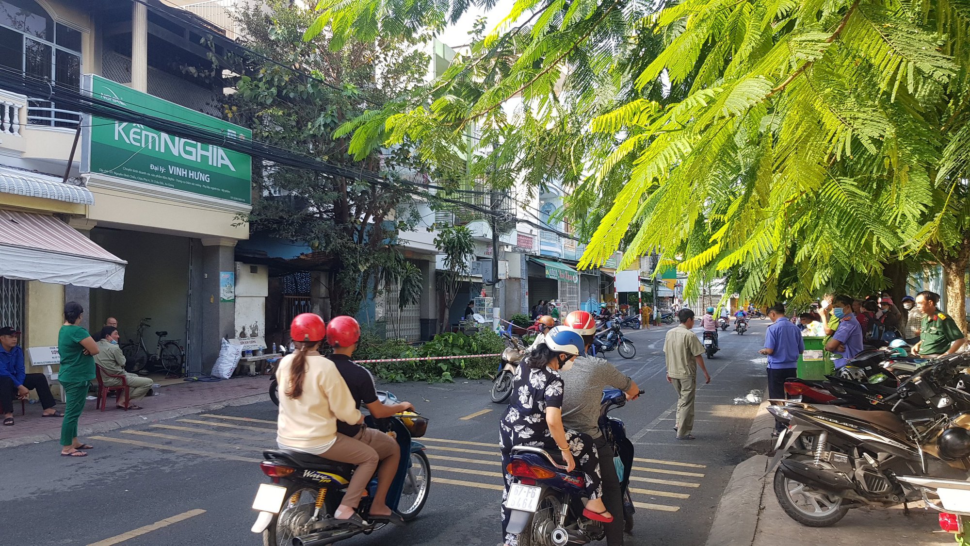 Lượm ve chai để trong nhà, 2 mẹ con chết thảm trong đám cháy