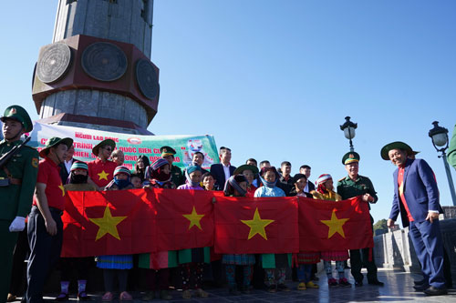 Cờ Tổ quốc thắm hồn thiêng sông núi