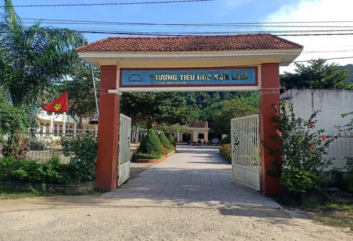Diễn biến mới vụ vác dao vào trường bắt hiệu trưởng quỳ xin lỗi