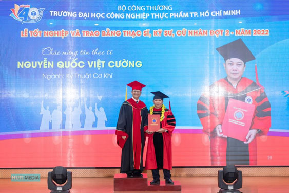 Trường ĐH C&ocirc;ng nghiệp Thực phẩm TP HCM trao bằng cho hơn 1.000 t&acirc;n khoa - Ảnh 1.