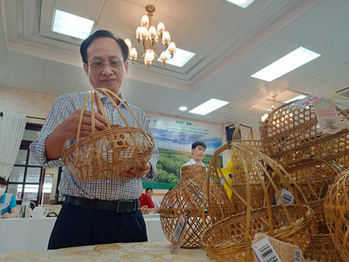 Không nên theo thành tích