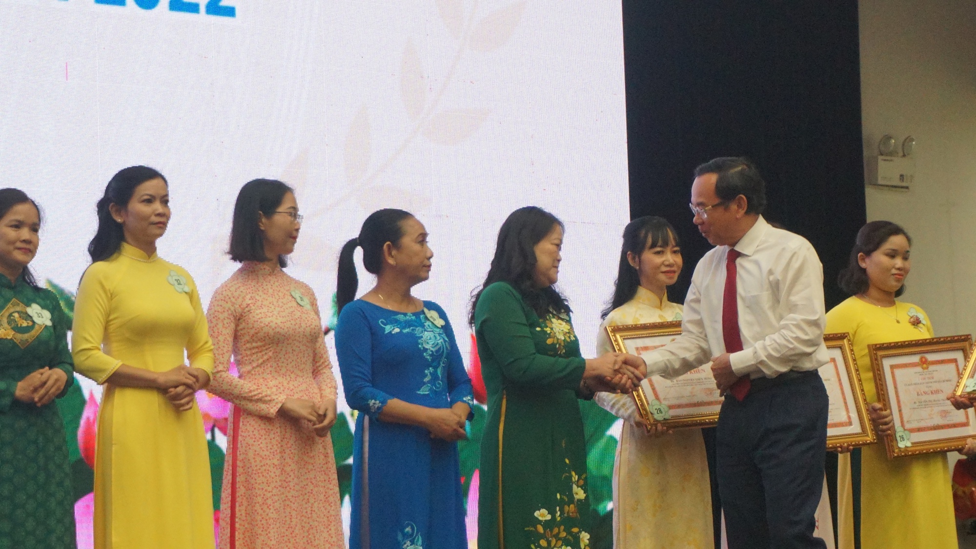 TP HCM sẽ nghiên cứu cơ chế bảo đảm thu nhập cho giáo viên - Ảnh 1.