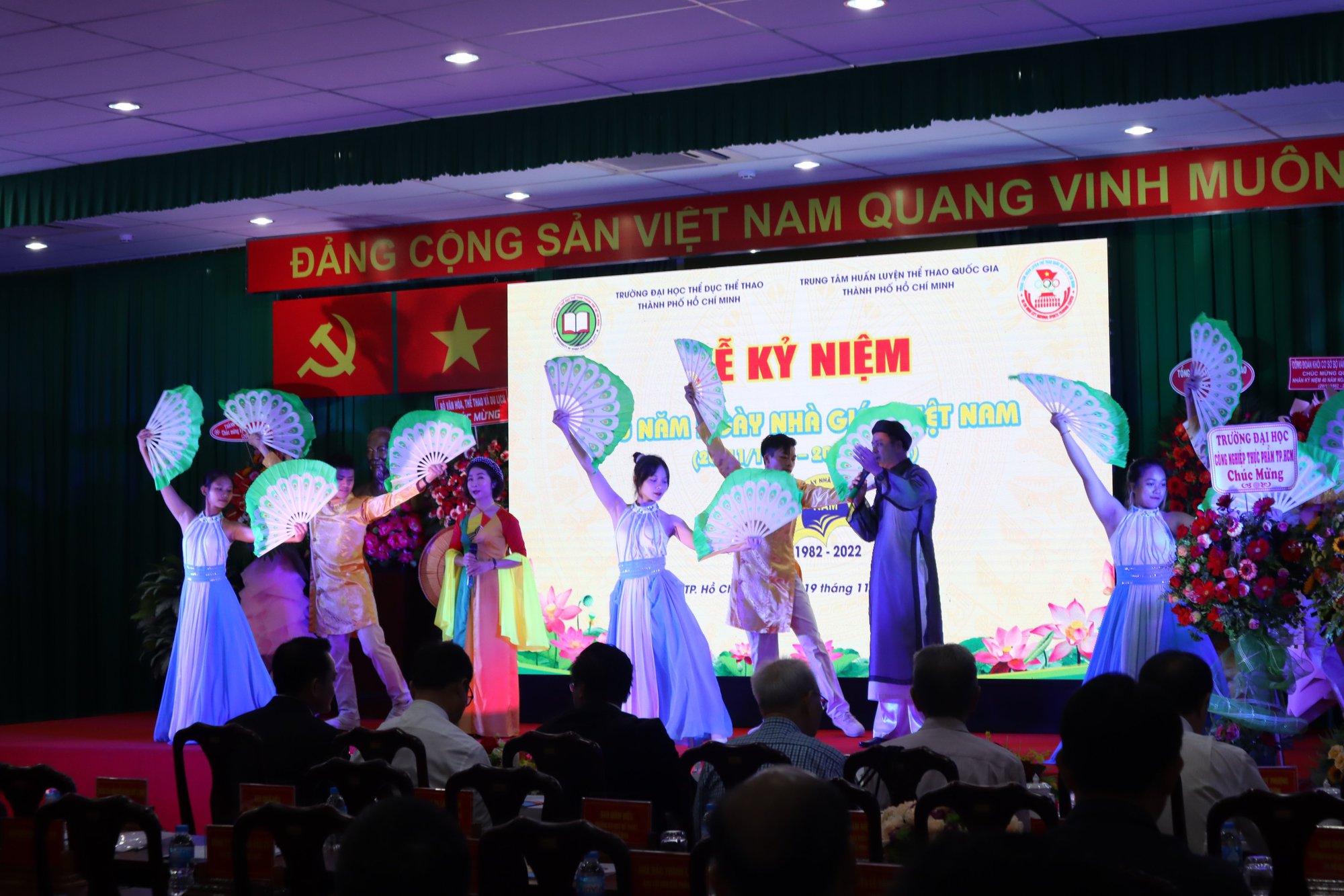 Trường Đại học TDTT TP HCM long trọng kỷ niệm Ngày Nhà giáo Việt Nam - Ảnh 1.