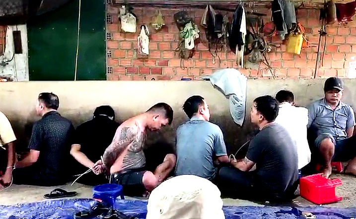 Bắt giữ hàng chục con bạc xóc đĩa ăn tiền ở nơi giáp ranh 3 tỉnh