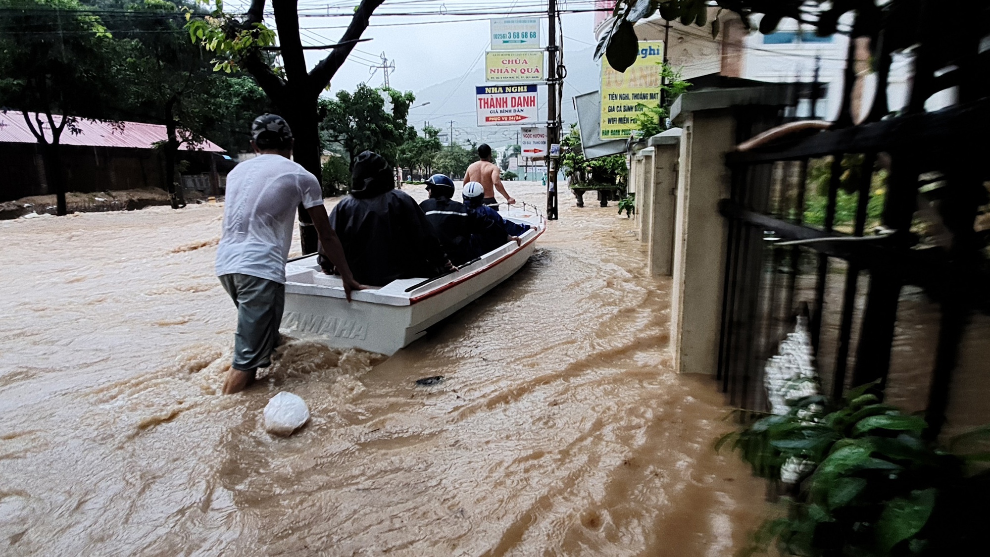 Quy Nhơn: 2 ngày mưa lớn, người dân dùng thuyền di chuyển qua chỗ ngập