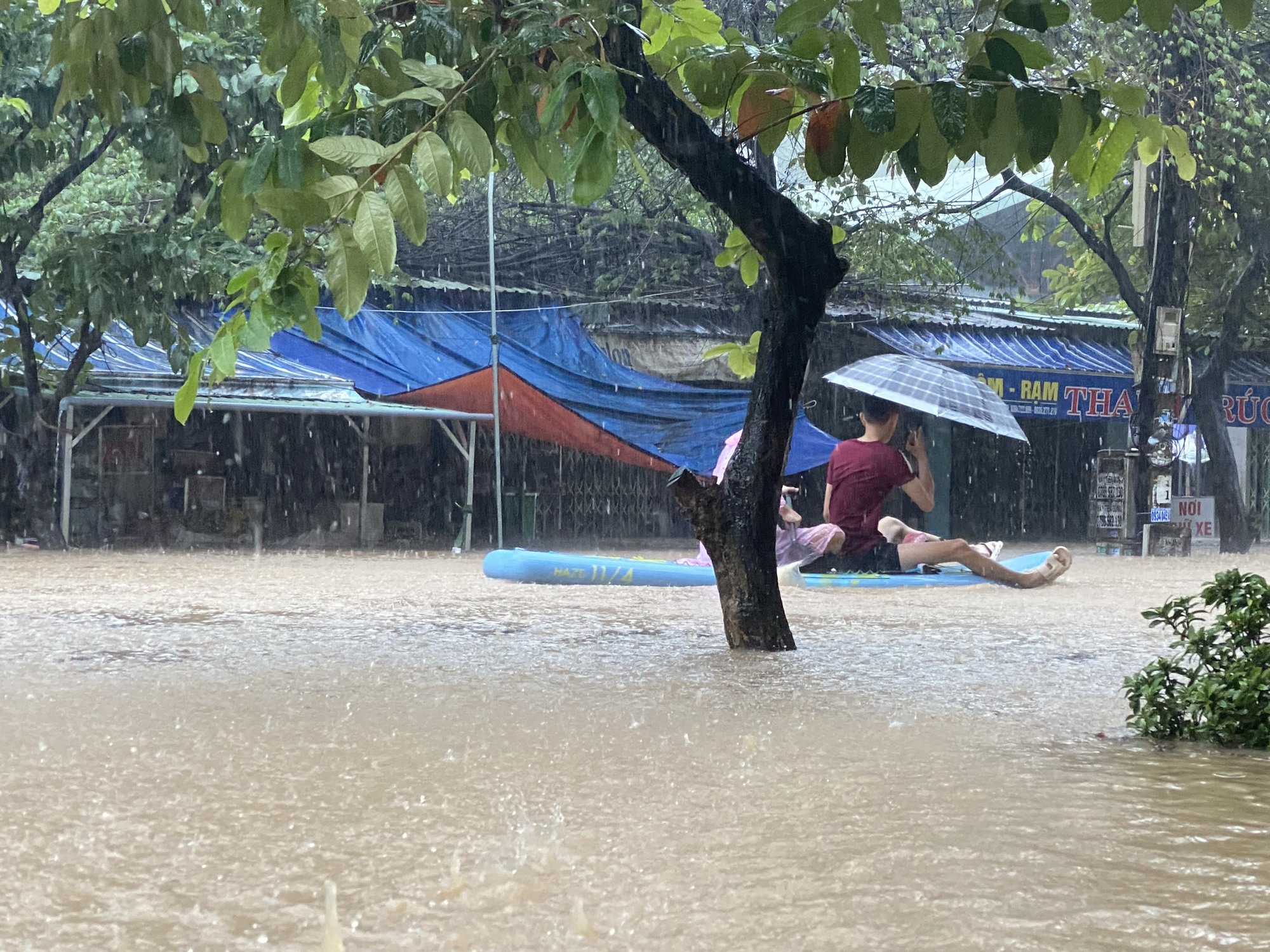 Quy Nhơn: 2 ng&agrave;y mưa lớn, người d&acirc;n d&ugrave;ng thuyền di chuyển qua chỗ ngập - Ảnh 1.