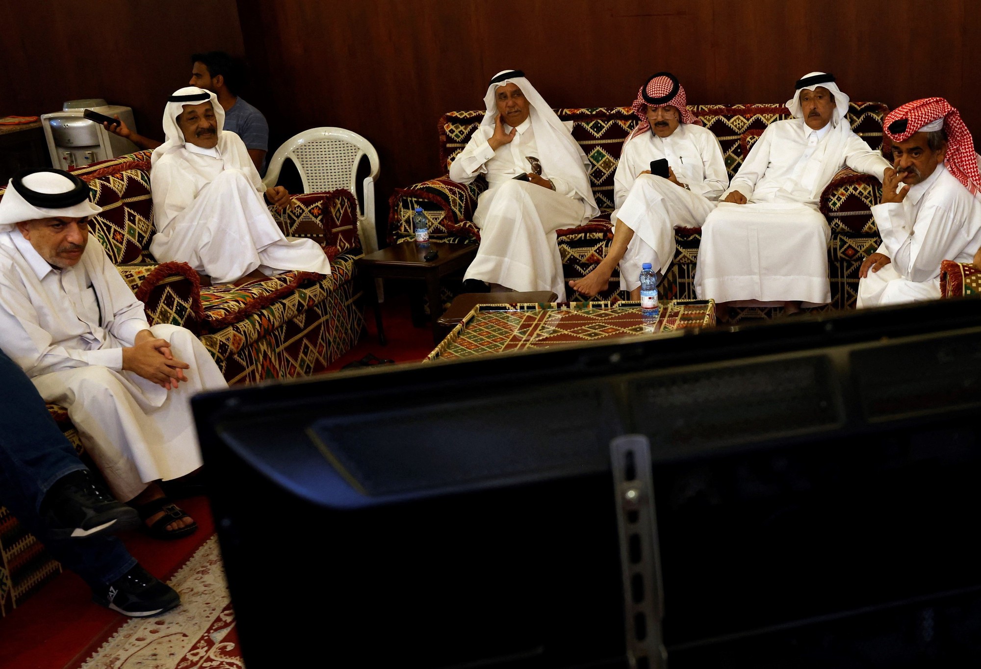 Người Qatar quây quần xem bóng đá ở các Majlis