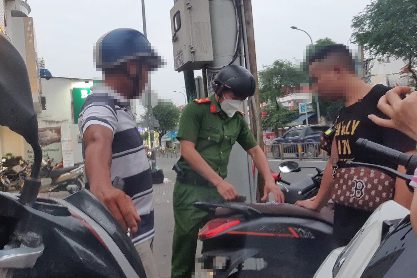 Lao vào đánh nhau giữa đường do... hiểu nhầm