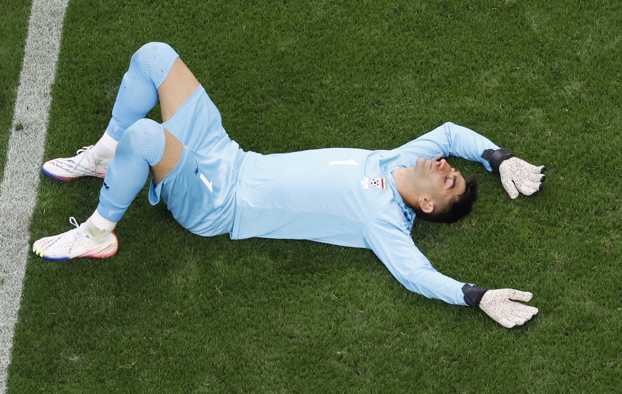 &ldquo;Người g&aacute;c đền&rdquo; số 1 g&atilde;y mũi rời s&acirc;n, tuyển Iran thảm bại - Ảnh 2.
