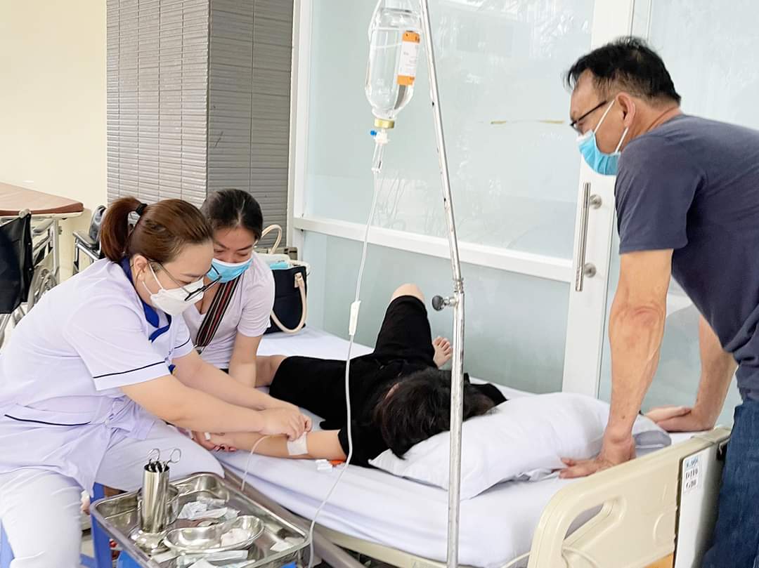 Vụ h&agrave;ng trăm học sinh iSchool Nha Trang ngộ độc: Khẩn trương x&acirc;y dựng kịch bản ứng ph&oacute; - Ảnh 1.