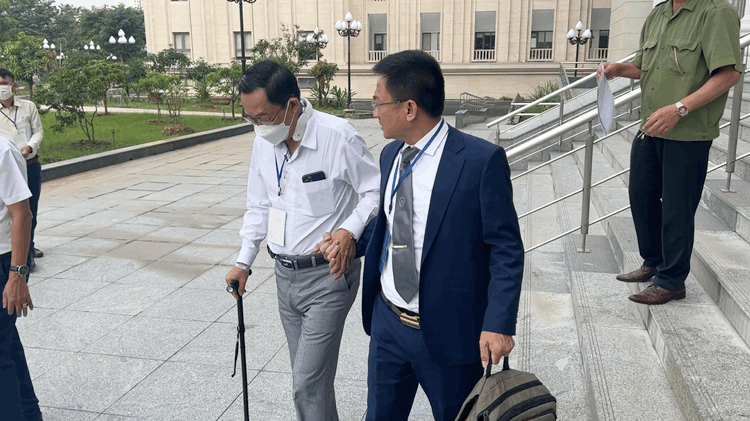 Sau 1 ng&agrave;y chống gậy ra to&agrave;, cựu thứ trưởng Cao Minh Quang nhập viện cấp cứu - Ảnh 1.