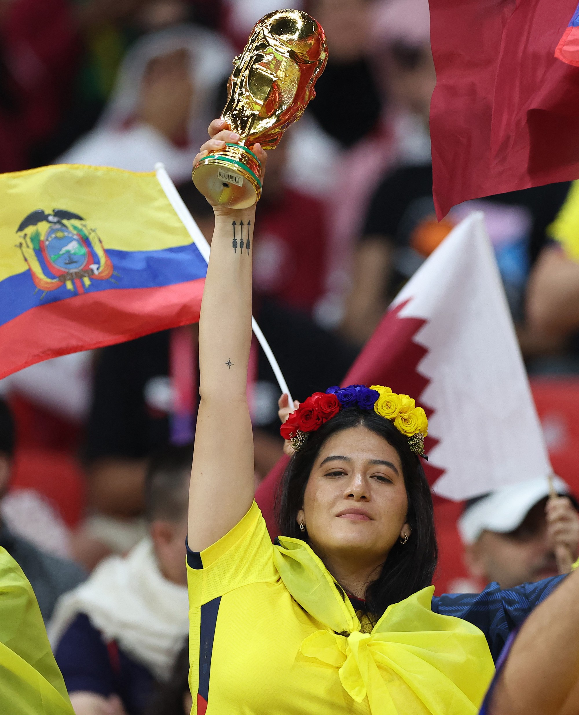 Nhan sắc nổi bật tr&ecirc;n kh&aacute;n đ&agrave;i trận khai mạc World Cup 2022 - Ảnh 5.