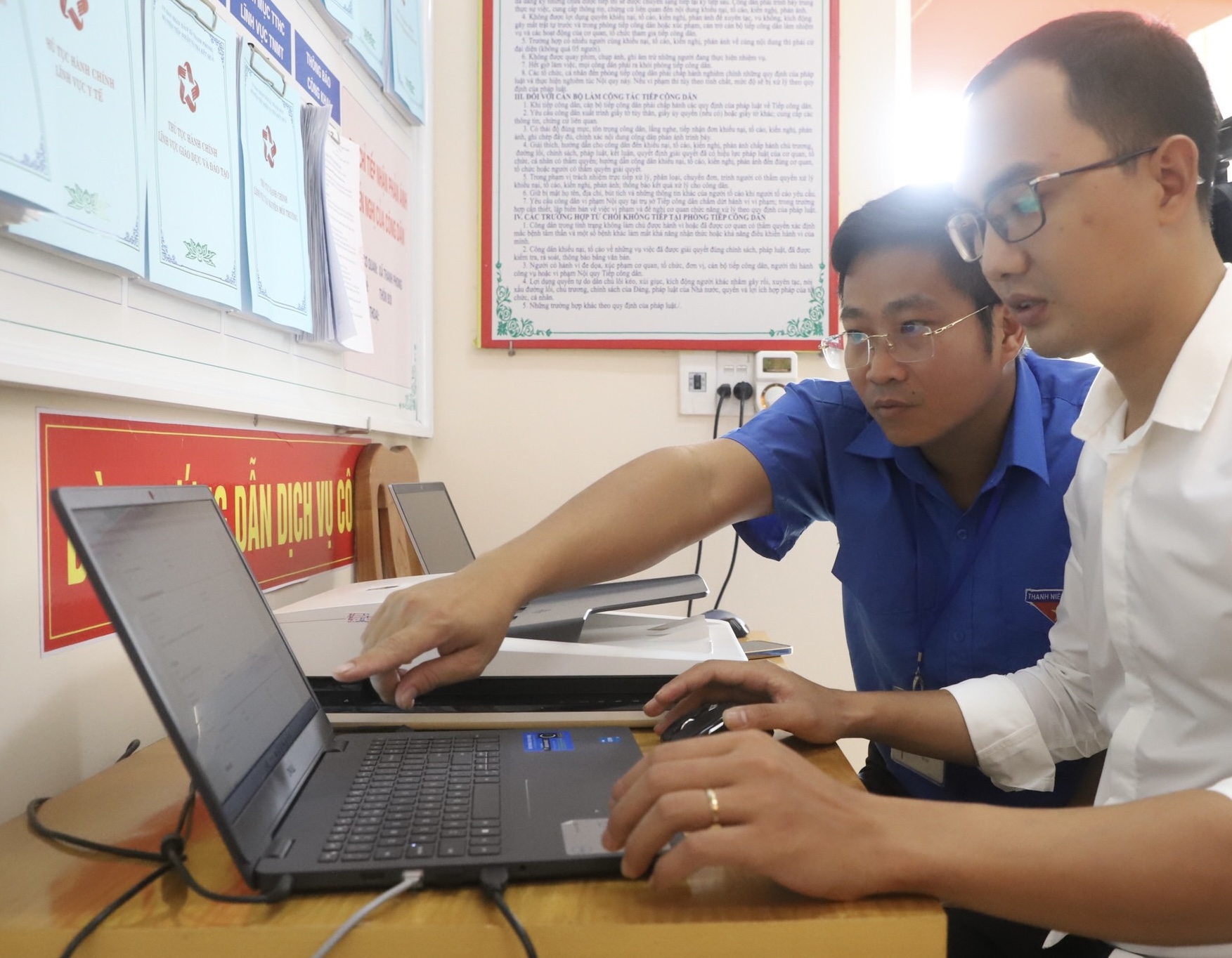 C&ocirc;ng d&acirc;n đầu ti&ecirc;n nhận giấy khai sinh, thẻ BHYT qua dịch vụ c&ocirc;ng li&ecirc;n th&ocirc;ng - Ảnh 2.
