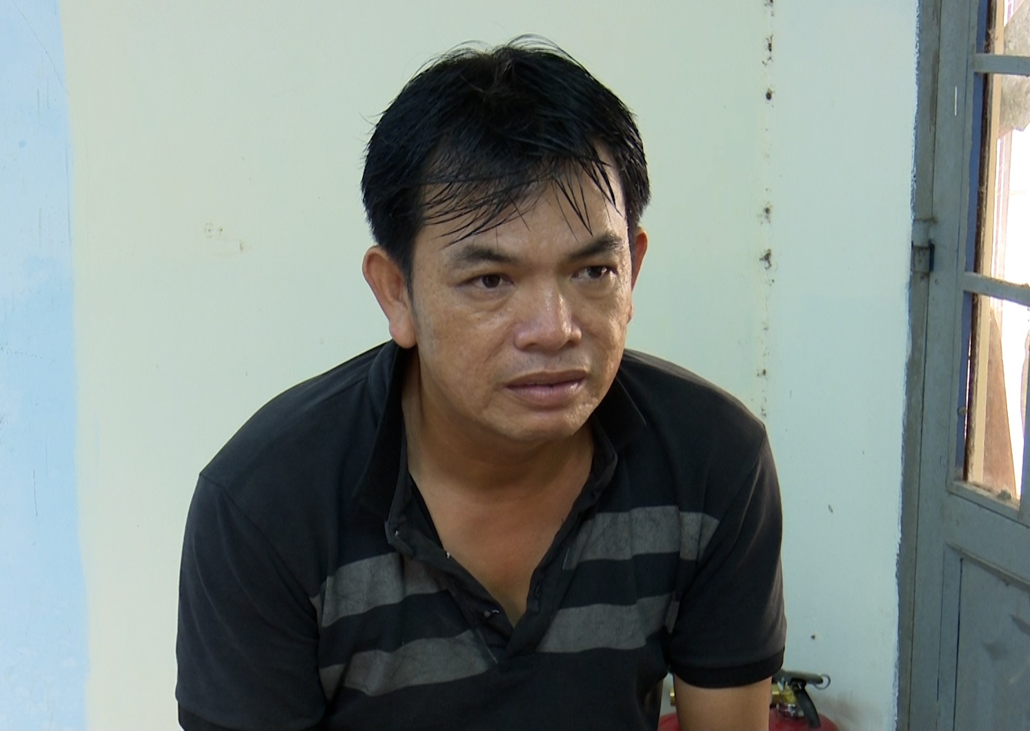 Đối tượng trốn truy n&atilde; Nguyễn Quang Vinh ra đầu th&uacute; - Ảnh 1.