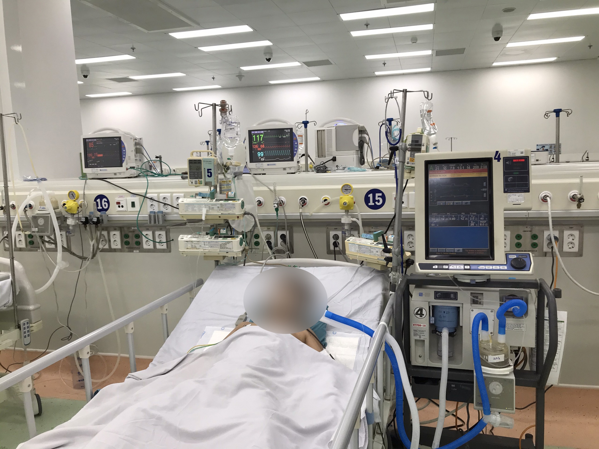 B&eacute; trai ngộ độc nặng do uống nhầm thuốc cai nghiện ma t&uacute;y - Ảnh 1.