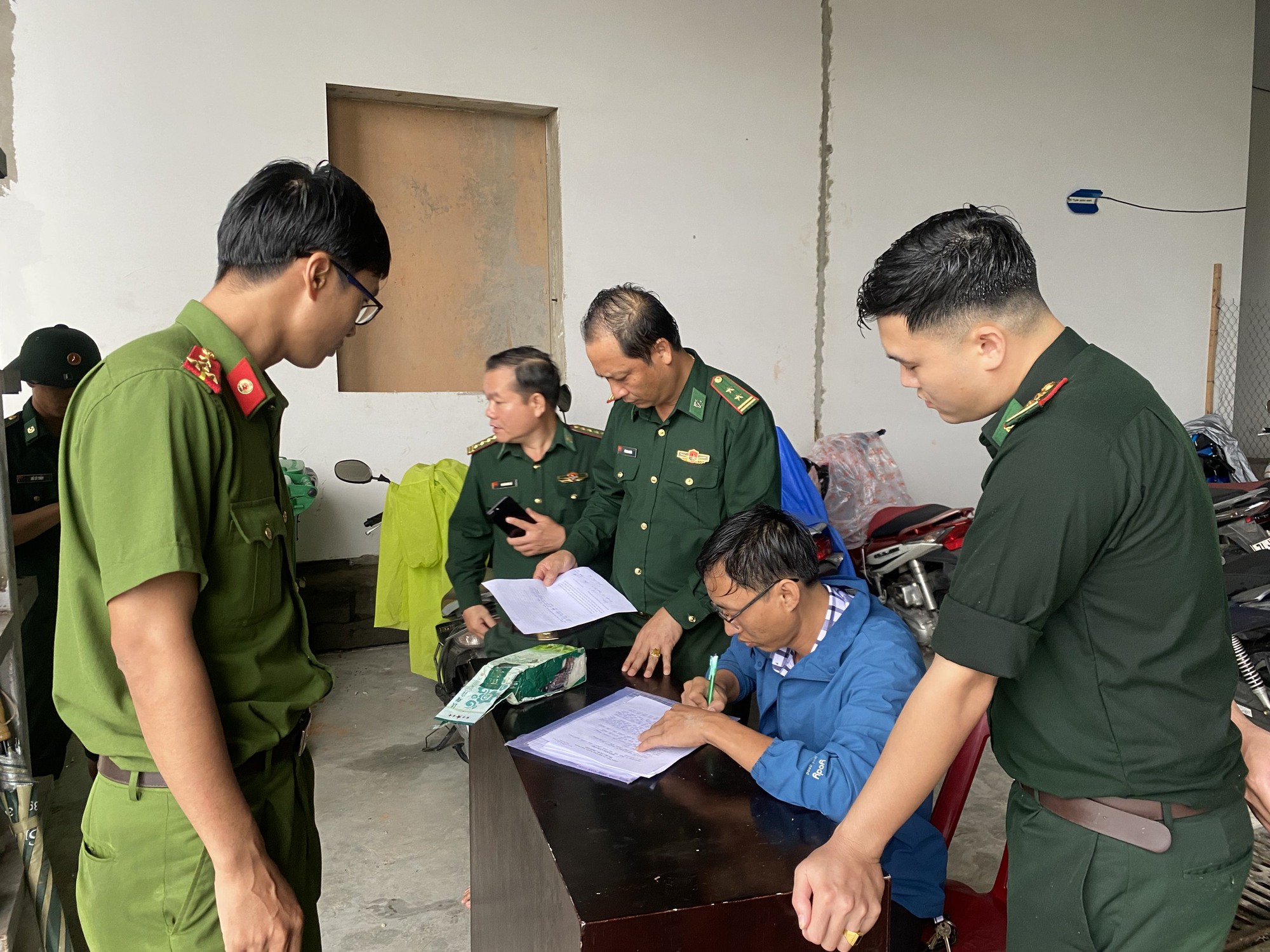 Phát hiện 2 gói nilon nghi chứa ma túy dạt vào biển Đà Nẵng - Ảnh 2.