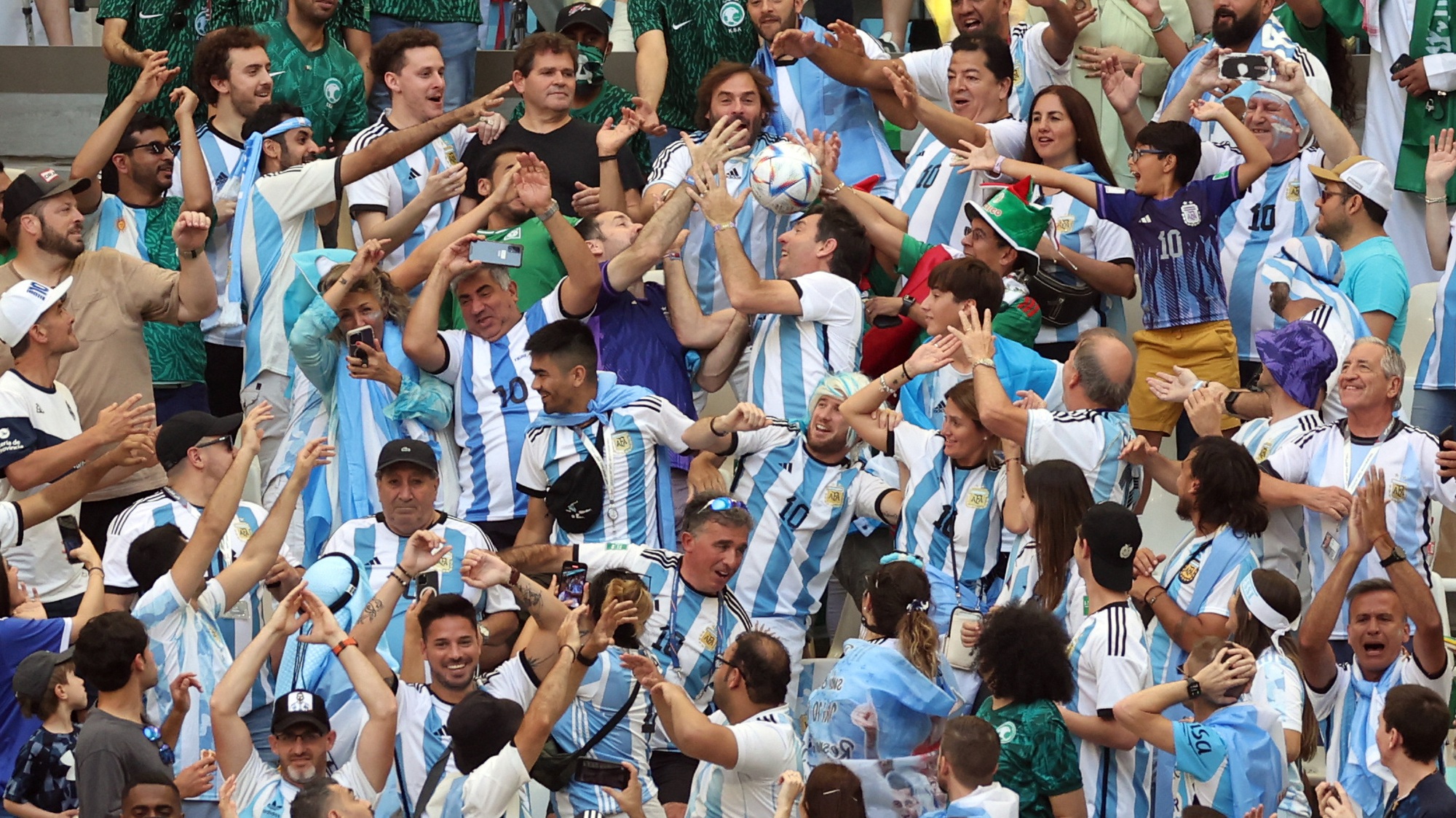 HLV đội b&oacute;ng quật ng&atilde; Messi v&agrave; Argentina từng l&agrave;m việc ở V-League - Ảnh 3.