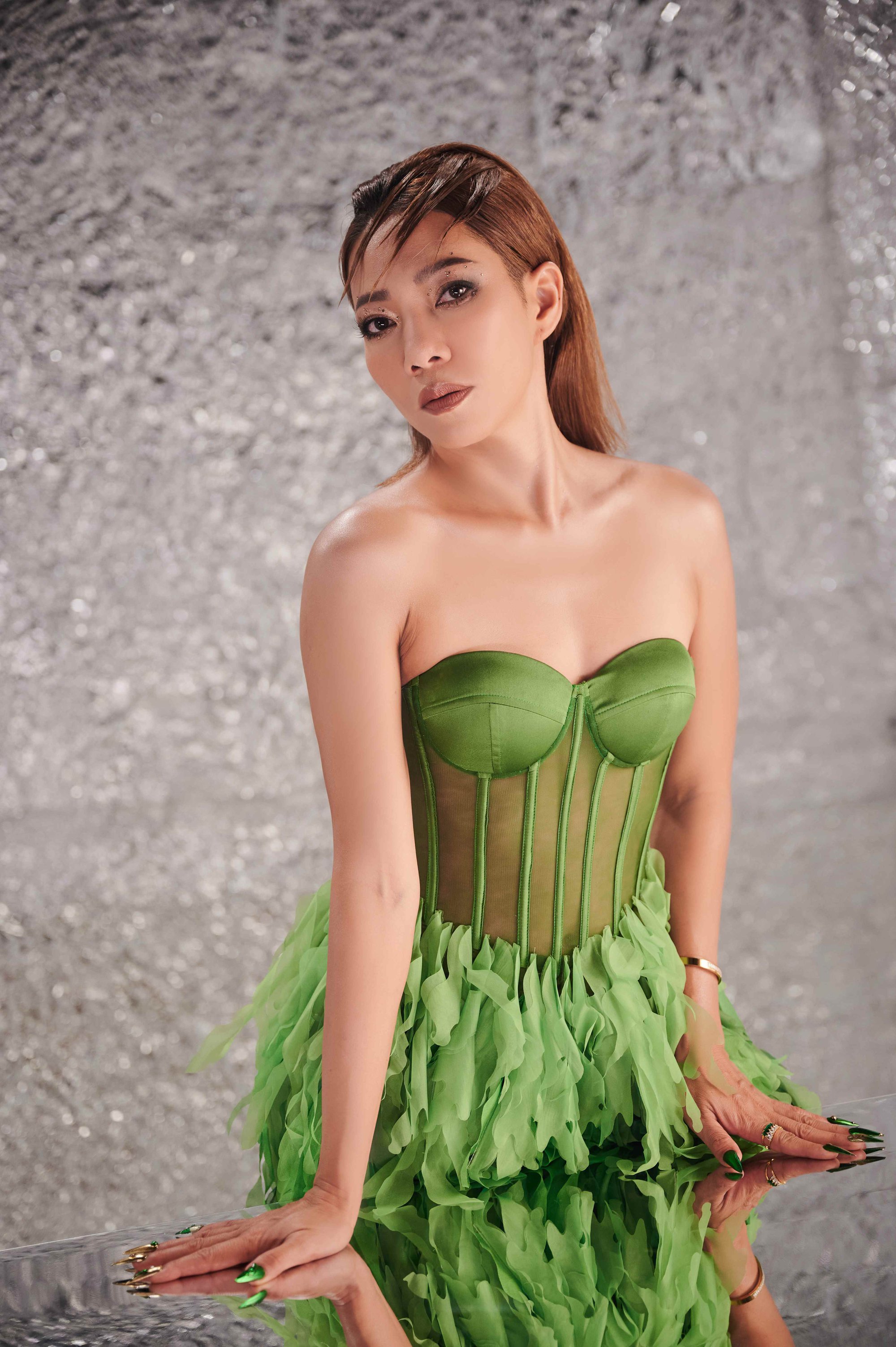 Rời mặt nạ, H&agrave; Trần gợi cảm hơn v&agrave; h&aacute;t cuốn h&uacute;t hơn - Ảnh 1.