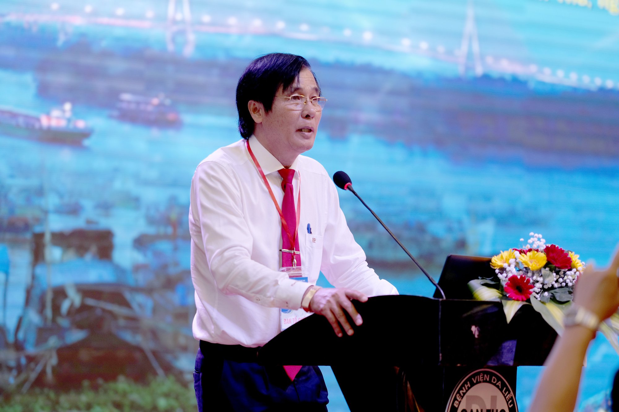 300 chuyên gia và cán bộ y tế chuyên khoa da liễu gặp gỡ tại Cần Thơ