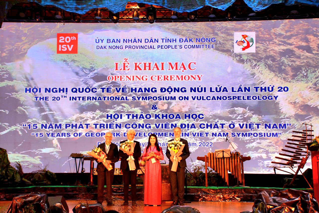 Hội nghị ISV20, quảng b&aacute; c&ocirc;ng vi&ecirc;n địa chất Việt Nam ra thế giới - Ảnh 1.