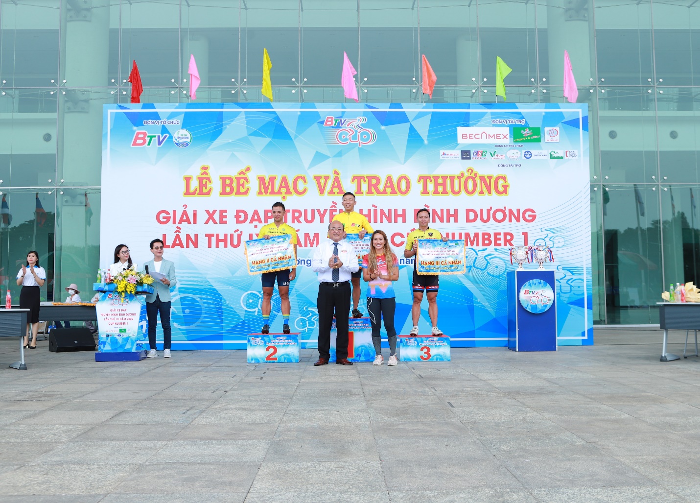 Chặng cuối giải xe đạp Truyền hình Bình Dương Cúp Number 1 và sức nóng thi đấu của hàng trăm tay đua - Ảnh 2.