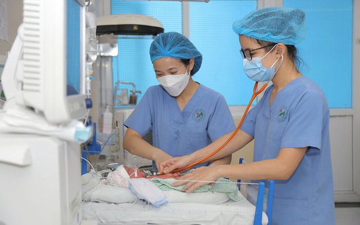 Nhiều trẻ sơ sinh mắc sốt xuất huyết, c&oacute; bệnh nhi mới 5 ng&agrave;y tuổi - Ảnh 1.