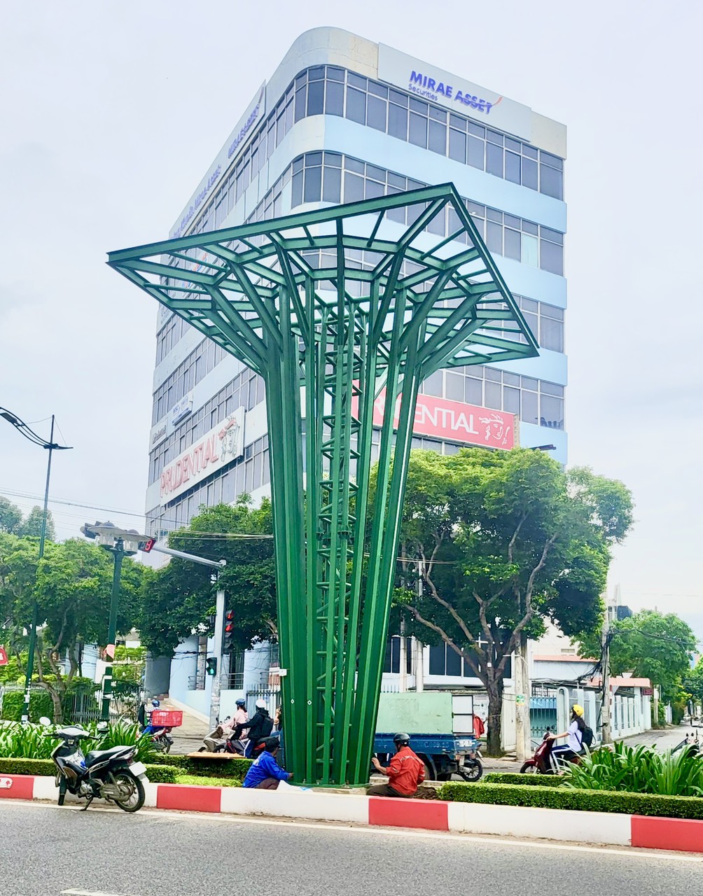 Vũng T&agrave;u th&aacute;o dỡ 23 trụ hoa sau khi người d&acirc;n ch&ecirc; mất thẩm mỹ - Ảnh 2.