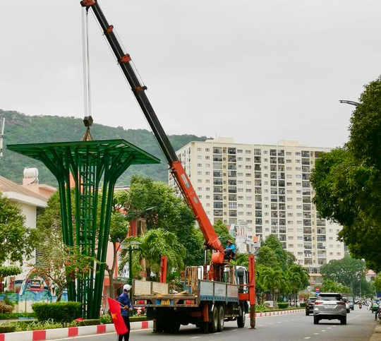 Vũng Tàu tháo dỡ 23 trụ hoa sau khi người dân chê "mất thẩm mỹ"