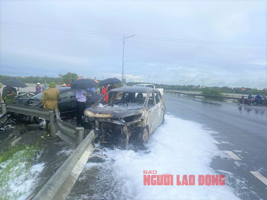 Tai nạn ở Quảng B&igrave;nh, &ocirc;t&ocirc; 5 chỗ bị ch&aacute;y trơ khung - Ảnh 1.