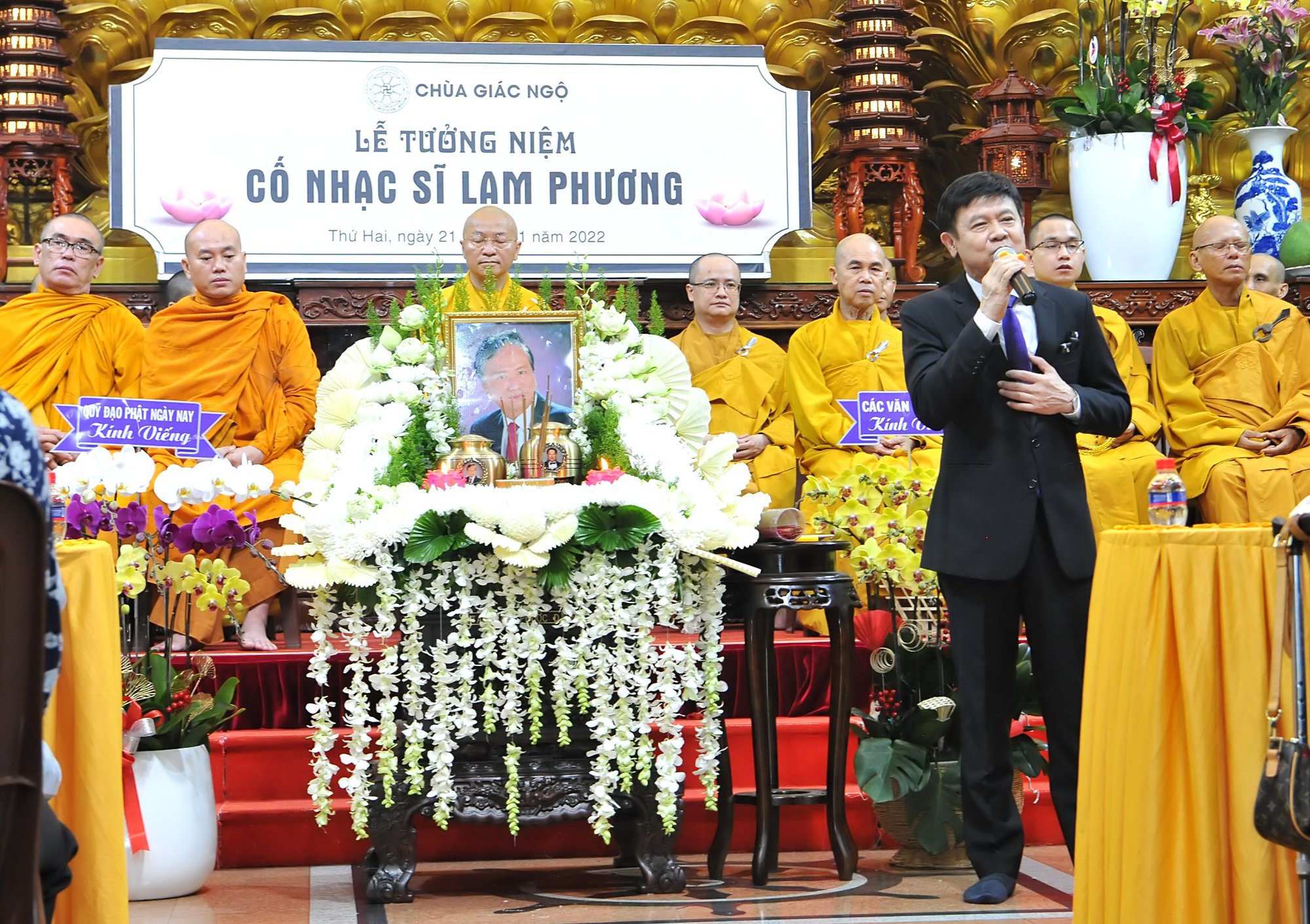 Đông đảo nghệ sĩ đến viếng nhạc sĩ Lam Phương