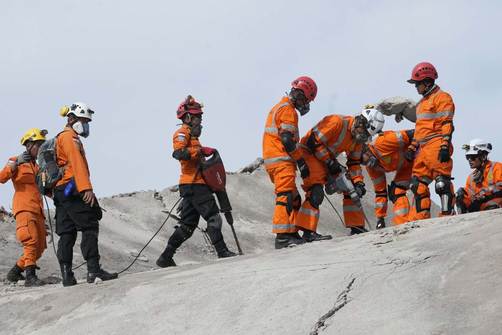 Động đất Indonesia: Thương vong lên gần 1.300, báo cáo đau lòng từ 51 trường học - Ảnh 7.