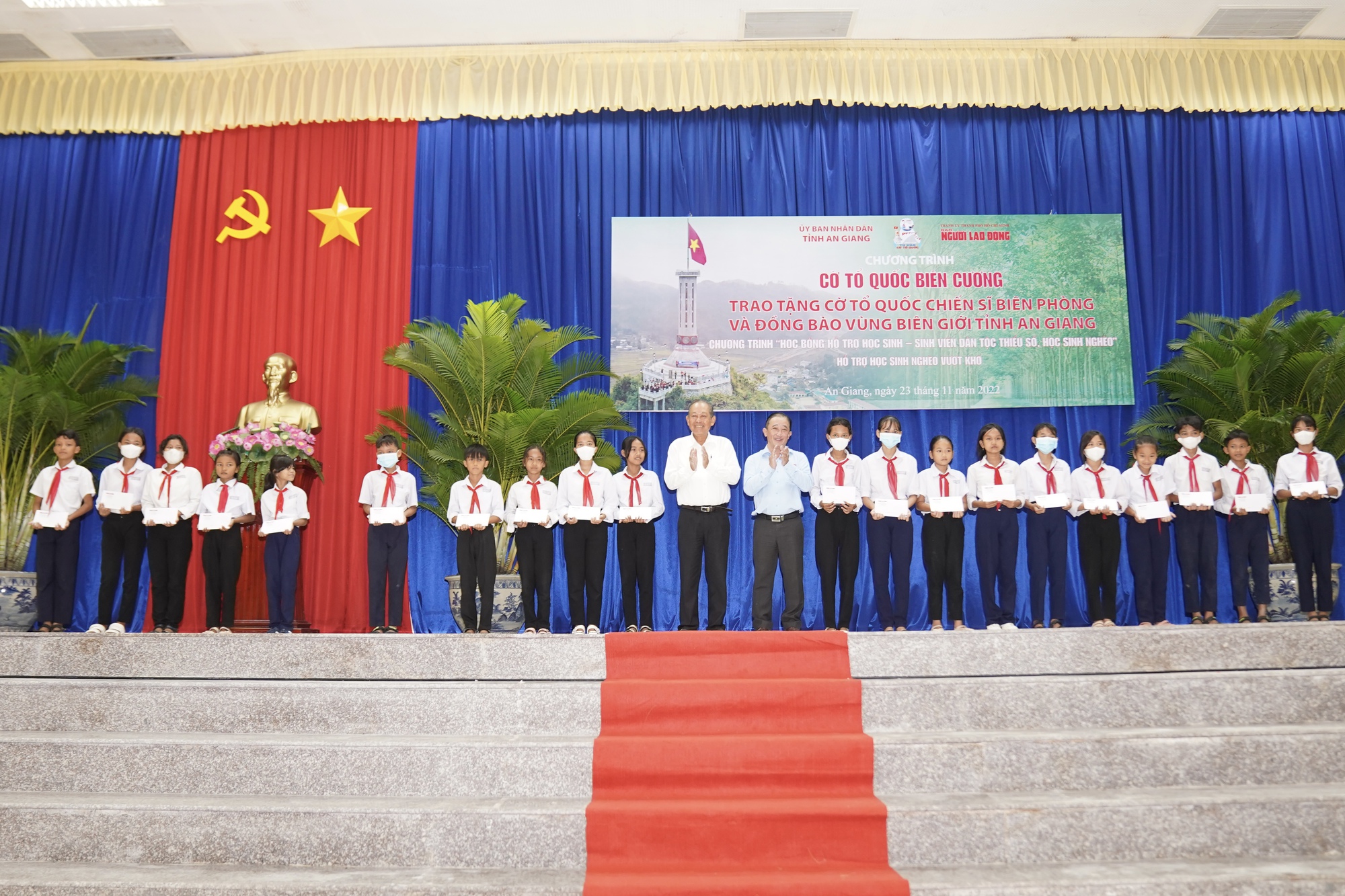 Trao tặng 10.000 l&aacute; cờ Tổ quốc cho đồng b&agrave;o bi&ecirc;n giới v&agrave; chiến sĩ bi&ecirc;n ph&ograve;ng An Giang - Ảnh 6.