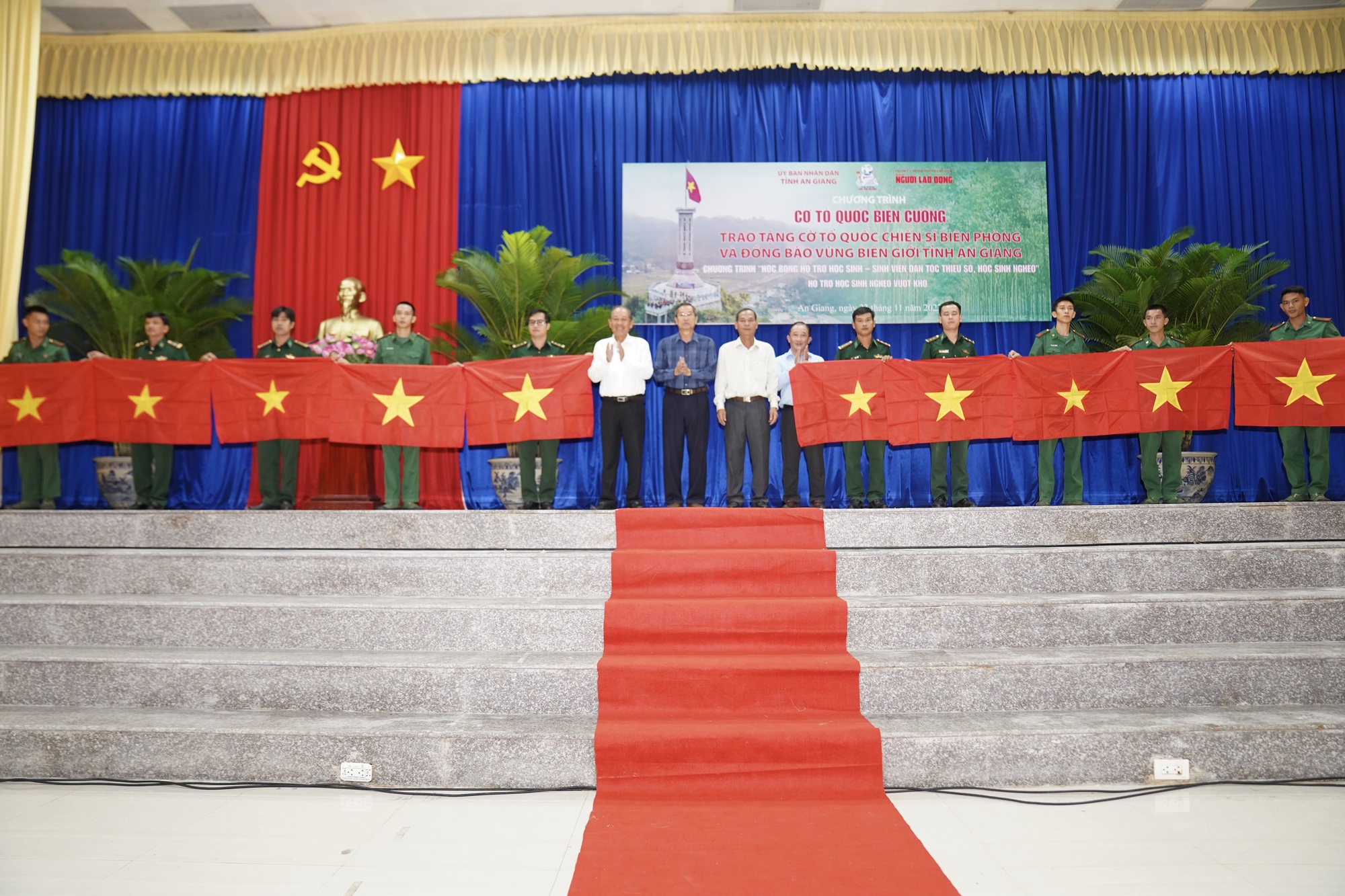 Trao tặng 10.000 l&aacute; cờ Tổ quốc cho đồng b&agrave;o bi&ecirc;n giới v&agrave; chiến sĩ bi&ecirc;n ph&ograve;ng An Giang - Ảnh 2.