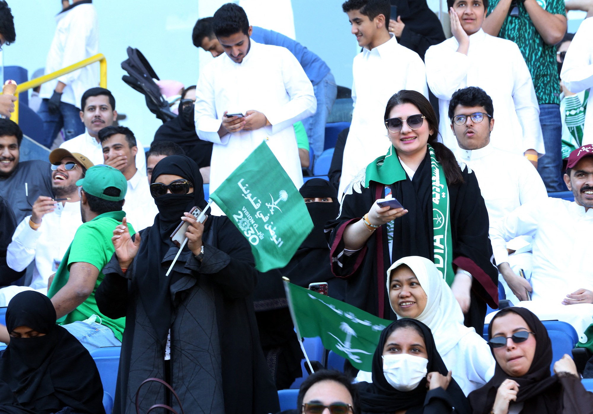 Ch&acirc;u &Aacute; h&atilde;nh diện với chiến t&iacute;ch của đội tuyển Ả Rập Saudi - Ảnh 5.