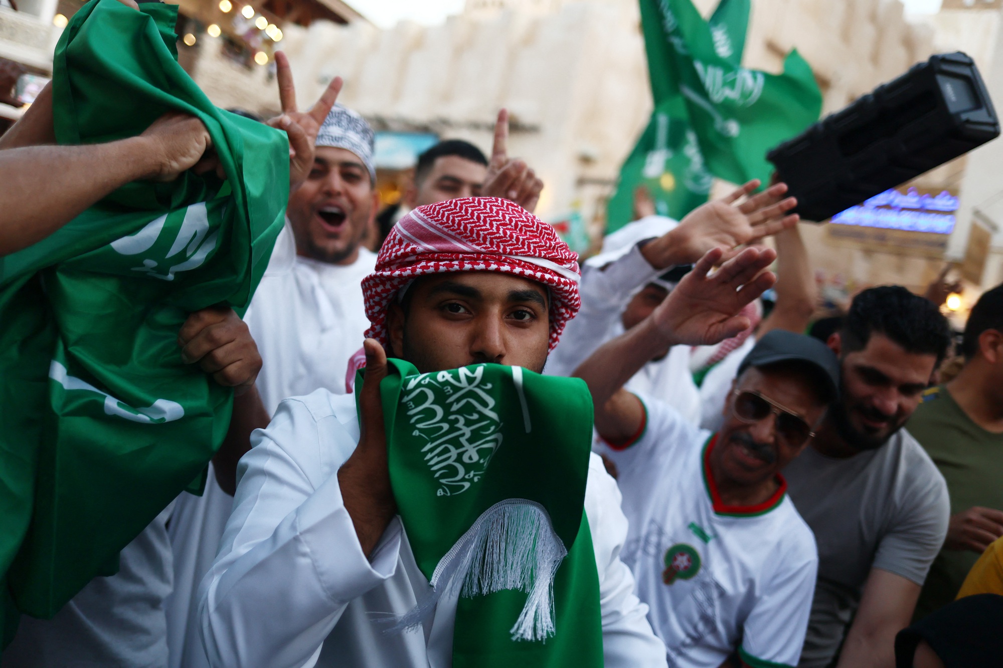 Ch&acirc;u &Aacute; h&atilde;nh diện với chiến t&iacute;ch của đội tuyển Ả Rập Saudi - Ảnh 6.