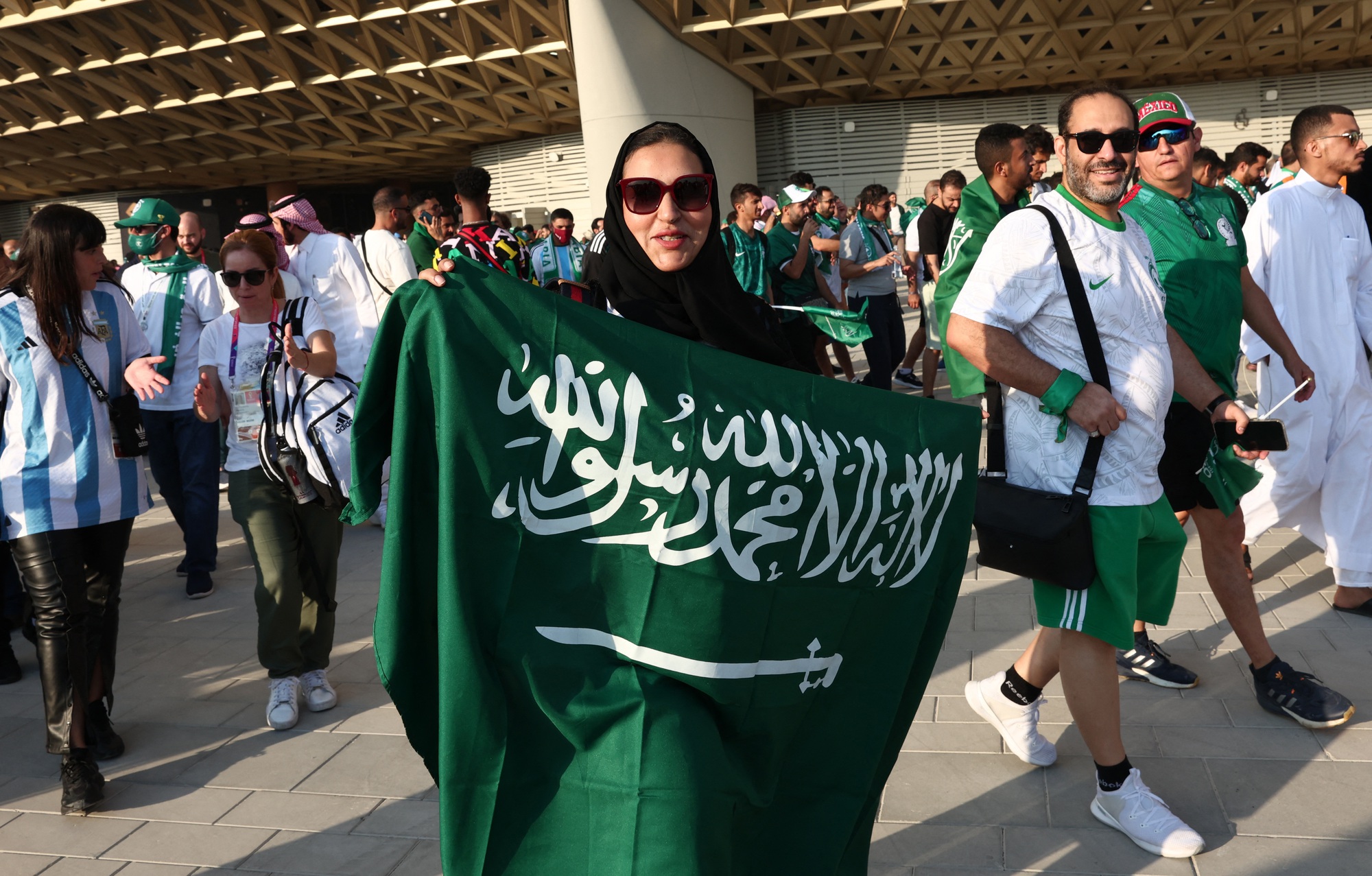 Ch&acirc;u &Aacute; h&atilde;nh diện với chiến t&iacute;ch của đội tuyển Ả Rập Saudi - Ảnh 3.