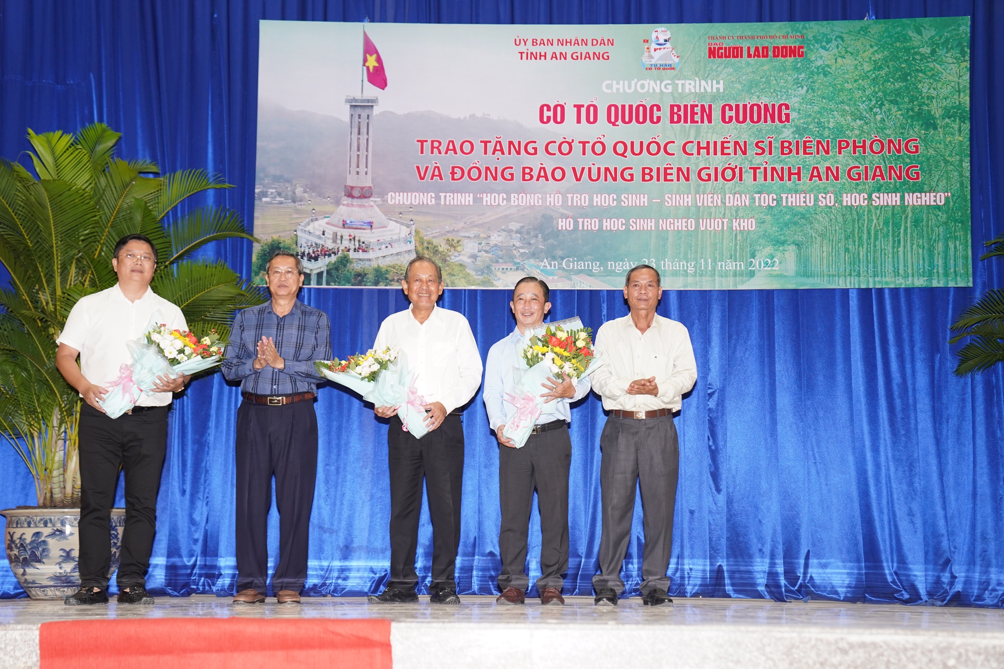 Trao tặng 10.000 l&aacute; cờ Tổ quốc cho đồng b&agrave;o bi&ecirc;n giới v&agrave; chiến sĩ bi&ecirc;n ph&ograve;ng An Giang - Ảnh 11.