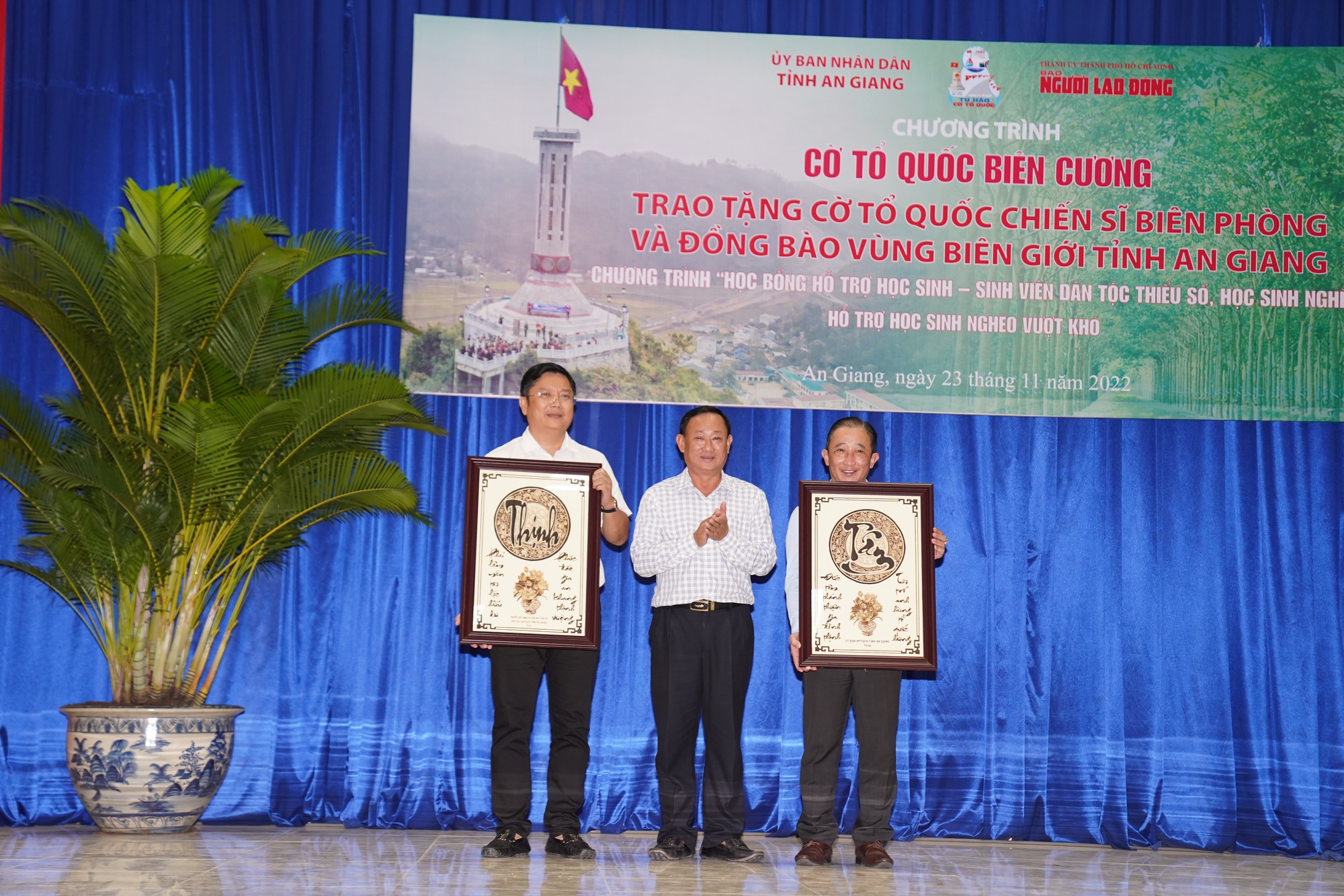 Trao tặng 10.000 l&aacute; cờ Tổ quốc cho đồng b&agrave;o bi&ecirc;n giới v&agrave; chiến sĩ bi&ecirc;n ph&ograve;ng An Giang - Ảnh 12.