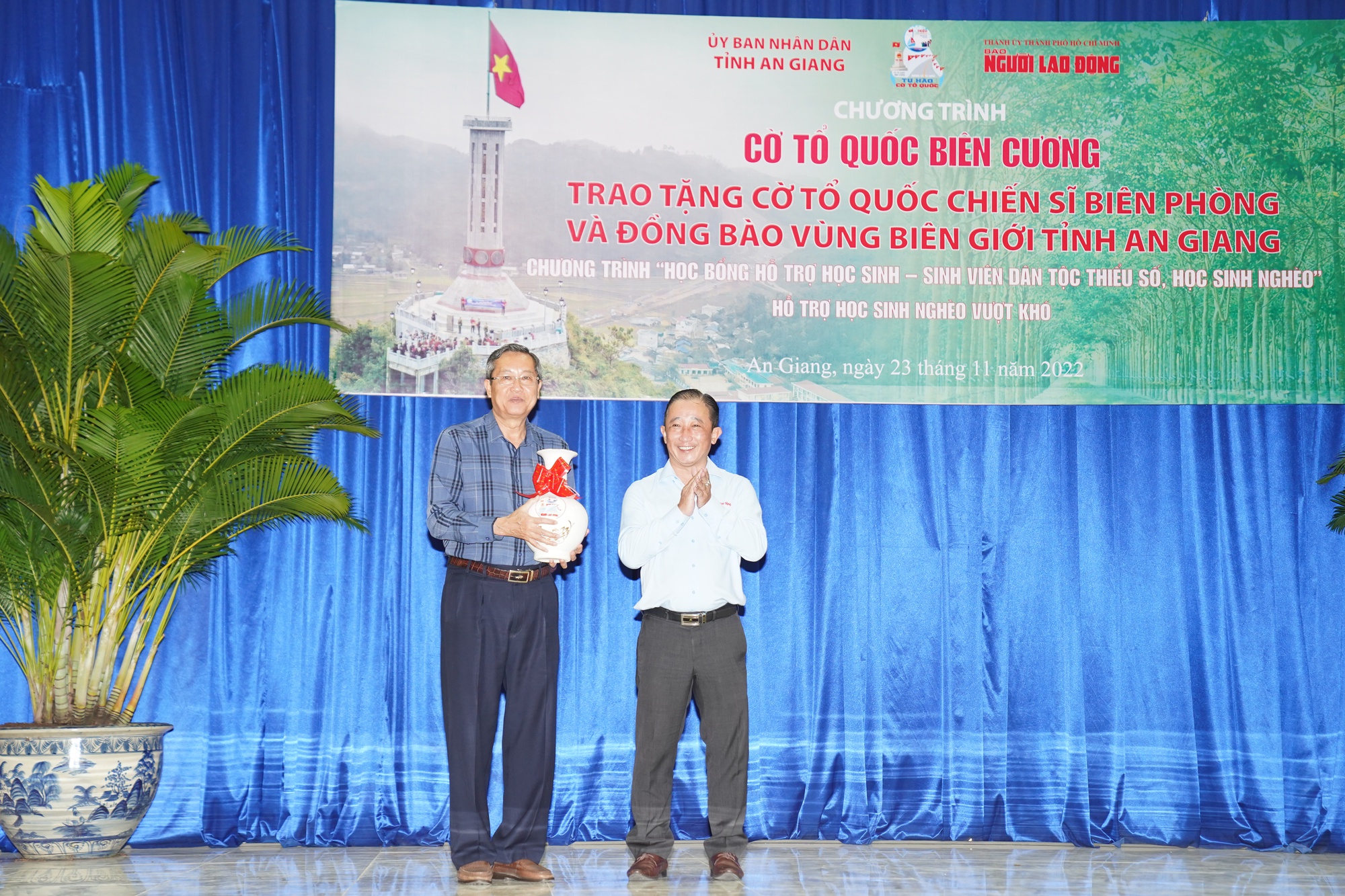 Trao tặng 10.000 l&aacute; cờ Tổ quốc cho đồng b&agrave;o bi&ecirc;n giới v&agrave; chiến sĩ bi&ecirc;n ph&ograve;ng An Giang - Ảnh 13.