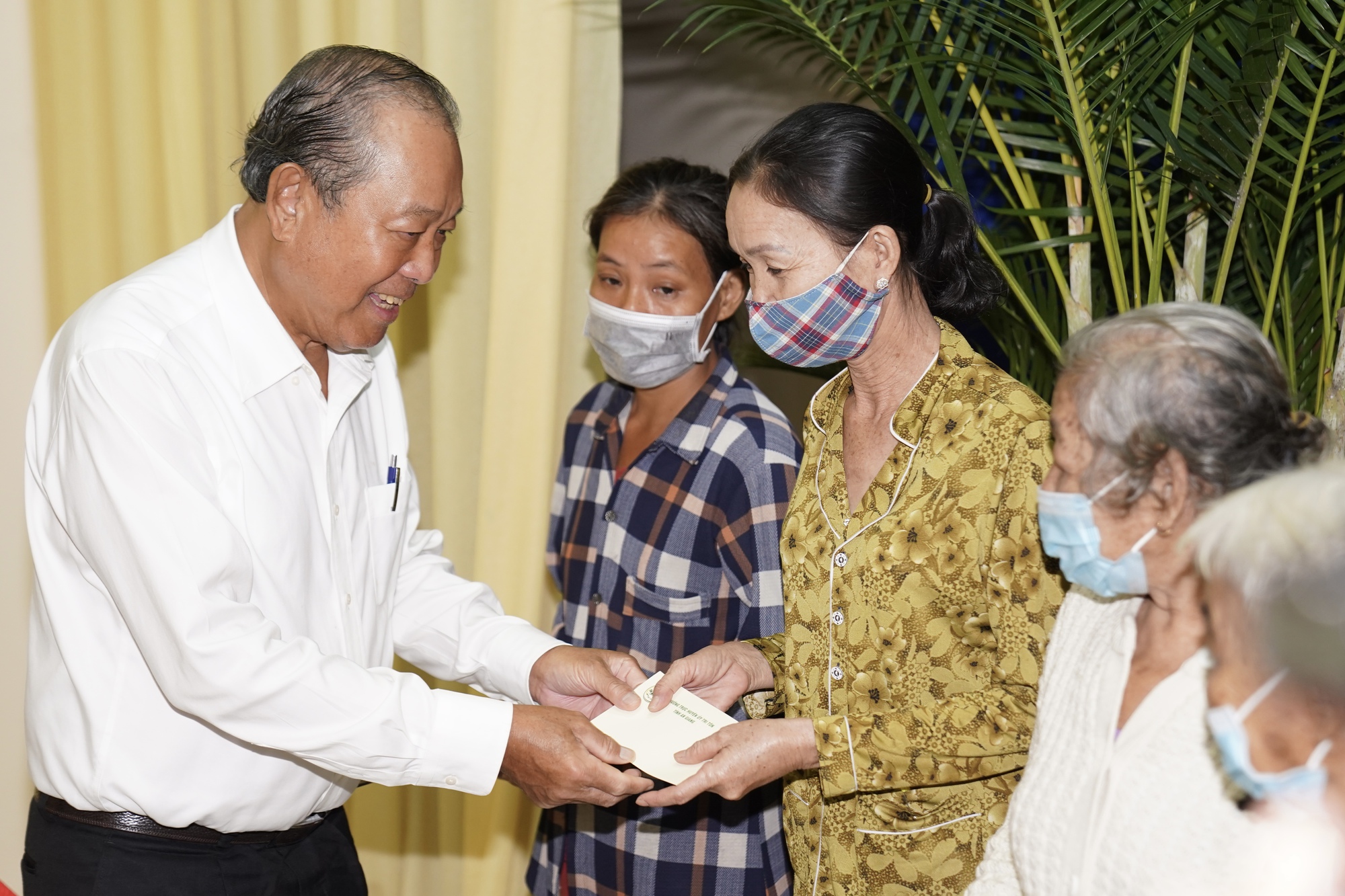 Trao tặng 10.000 l&aacute; cờ Tổ quốc cho đồng b&agrave;o bi&ecirc;n giới v&agrave; chiến sĩ bi&ecirc;n ph&ograve;ng An Giang - Ảnh 9.