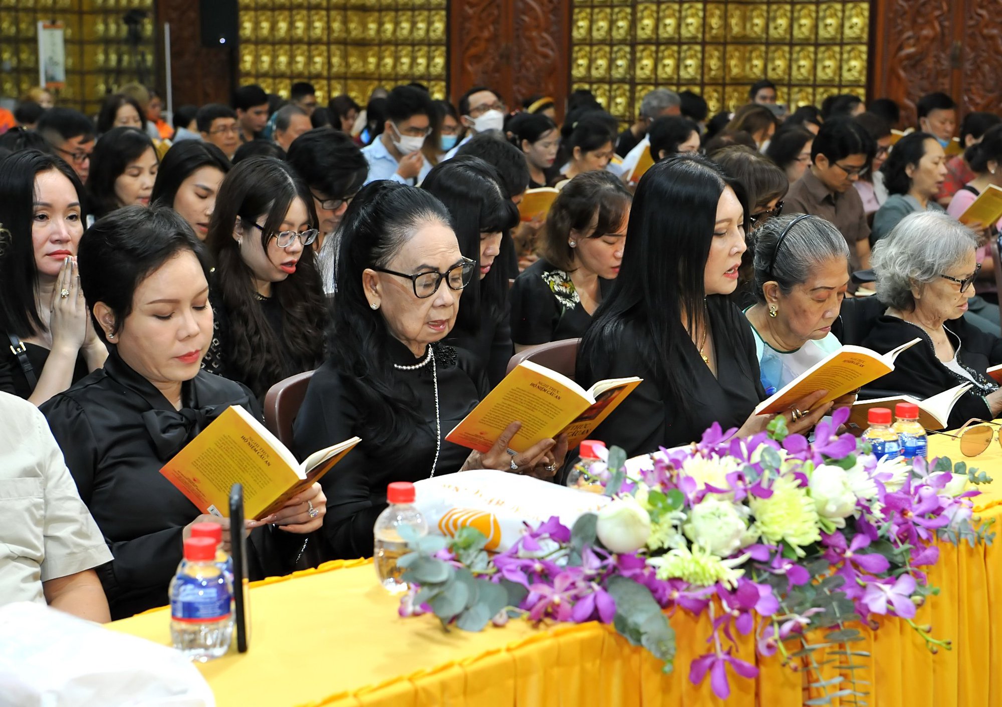Đông đảo nghệ sĩ đến viếng nhạc sĩ Lam Phương - Ảnh 2.