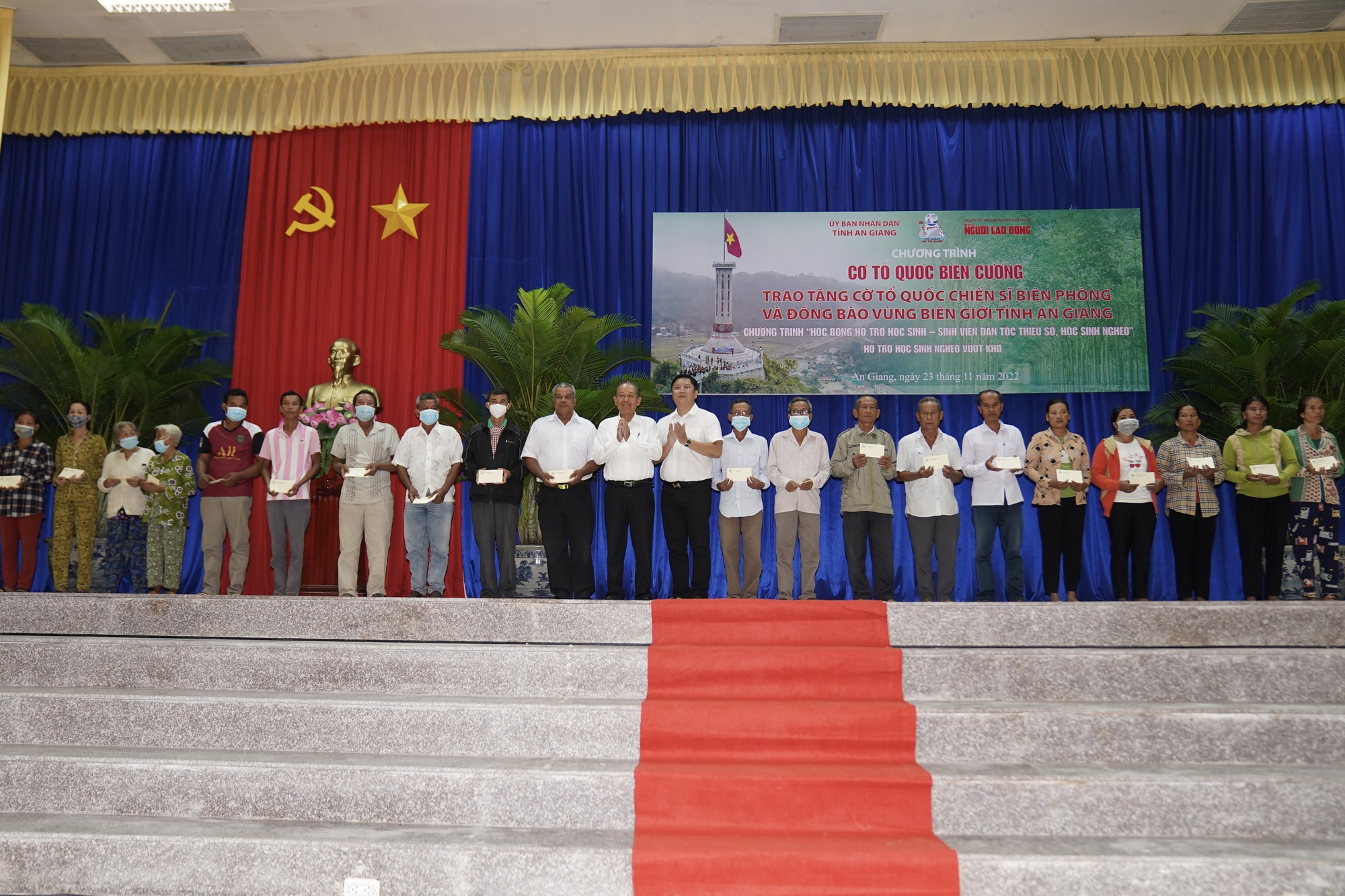 Trao tặng 10.000 l&aacute; cờ Tổ quốc cho đồng b&agrave;o bi&ecirc;n giới v&agrave; chiến sĩ bi&ecirc;n ph&ograve;ng An Giang - Ảnh 10.